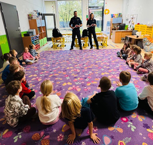 Policjant z dziećmi.