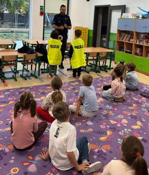 Policjant z dziećmi.
