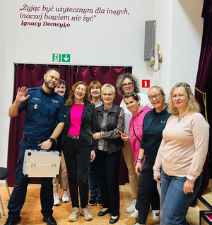 Policjant z kadrą pedagogiczną.