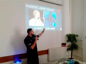 Policjant pokazuje slajd.