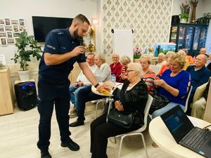 Policjant rozdaje odblaski.