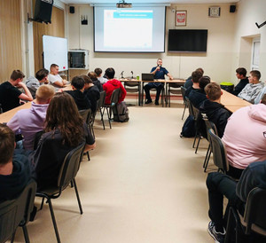 Policjant z uczniami.