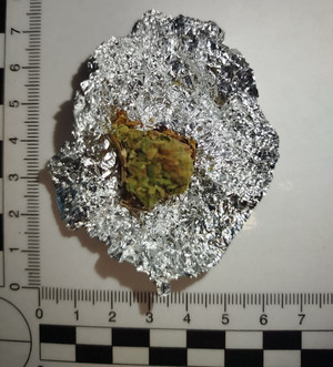 Folia aluminiowa z narkotykami.