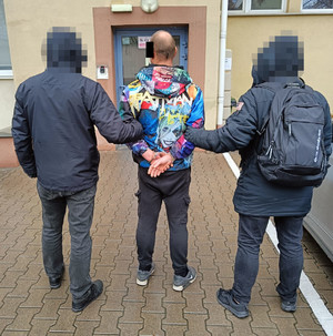 Policjanci z zatrzymanym.