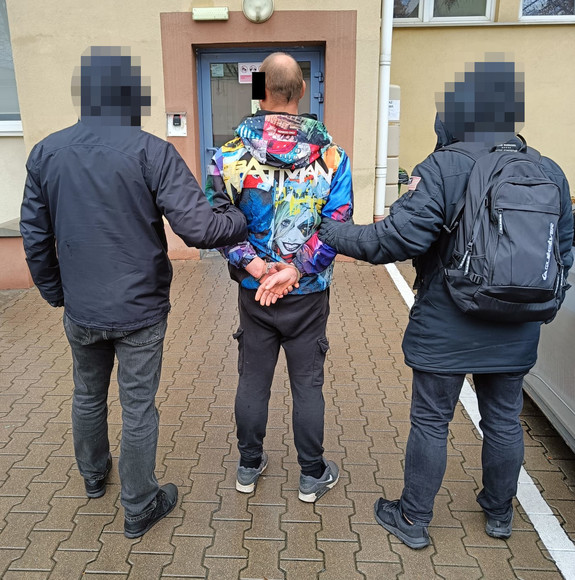 Policjanci z zatrzymanym.