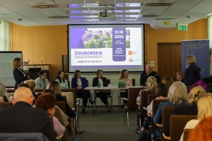 Policjant wśród innych osób.