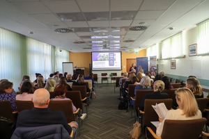 Policjant wśród innych osób.