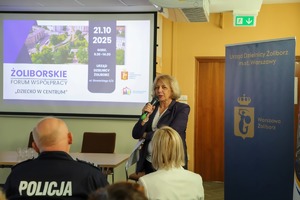 Policjant wśród innych osób.