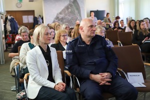 Policjant wśród innych osób.