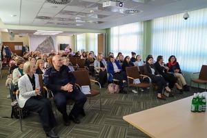 Policjant wśród innych osób.
