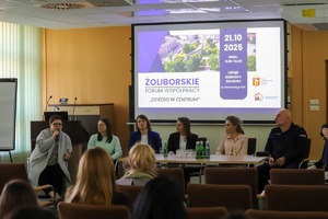 Policjant wśród innych osób.