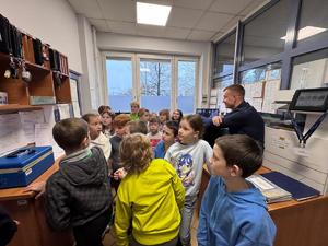 Policjant z dziećmi.