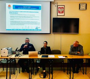 Policjant siedzi za stołem.