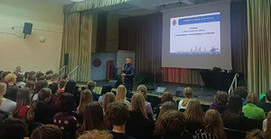 Policjant stoi przed uczniami.