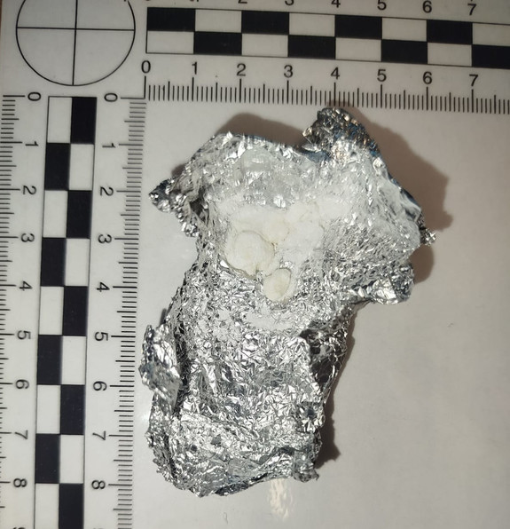 Biały proszek na folii aluminiowej.