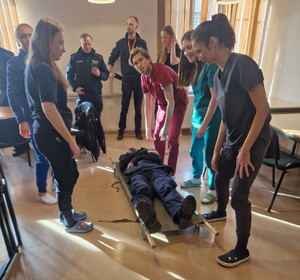 Policjanci stoją wśród grupy osób.