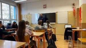 Policjant stoi przed uczniami.