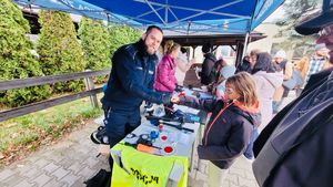 Policjant na stoisku.
