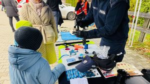 Policjant na stoisku.