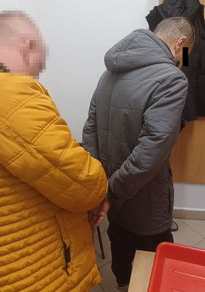 Policjant z zatrzymanym.