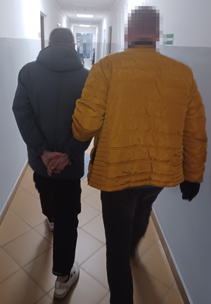 Policjant z zatrzymanym.