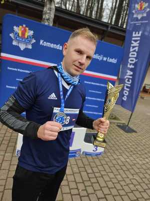 Policjant z pucharem.