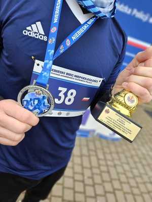 Policjant z pucharem.