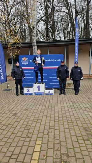 Policjant na podium.