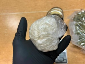 Torebka leży na dłoni w rękawiczce.