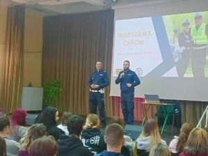 Policjanci stoją przed uczniami.