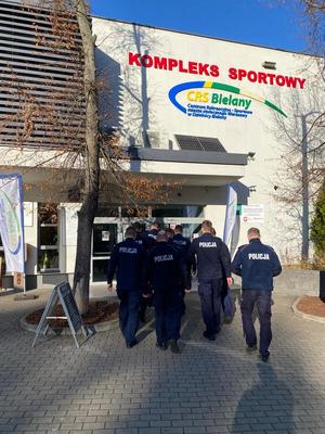 Policjanci w drodze na szkolenie.