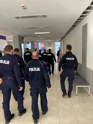 Policjanci w drodze na szkolenie.