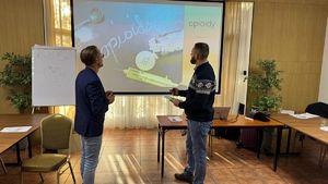 Dwaj mężczyźni patrzą na tablicę.