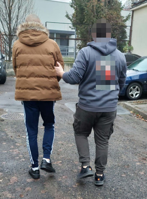 Policjant z zatrzymanym.