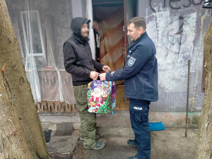 Policjant przekazuje paczki.
