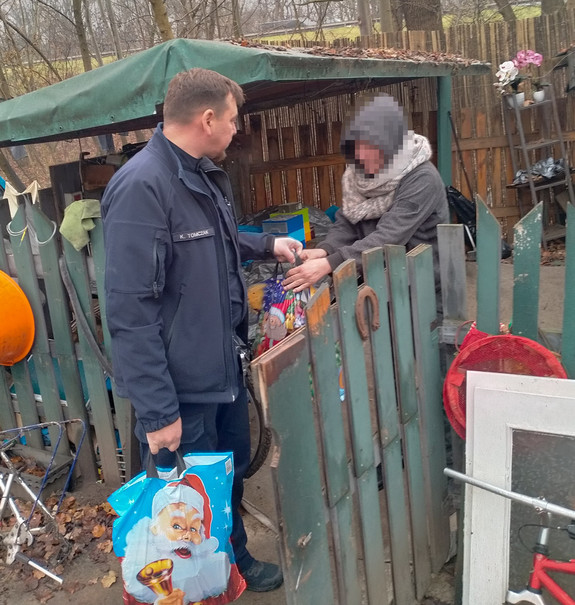 Policjant przekazuje paczki.