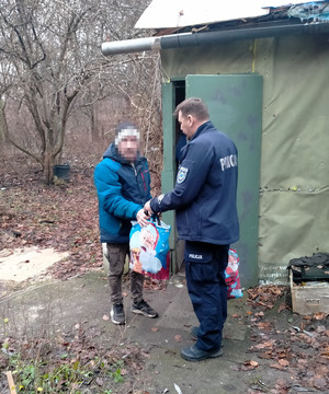 Policjant przekazuje paczki.