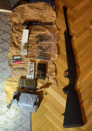 Broń i amunicja leżą na podłodze.