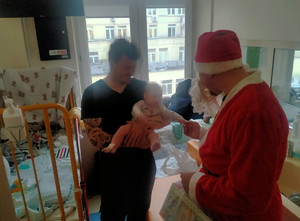 Mikołaj rozdaje prezenty.