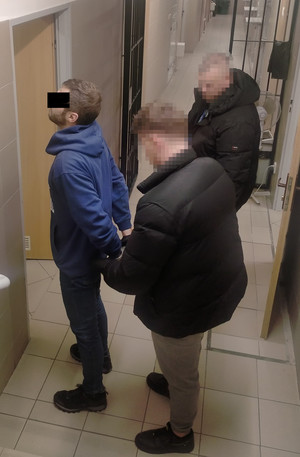 Policjanci z zatrzymanym.