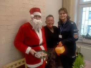 Policjanci z dyrektorem szpitala.