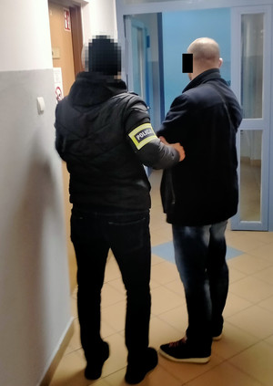 Policjant z zatrzymanym.