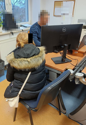 Policjant z zatrzymaną.