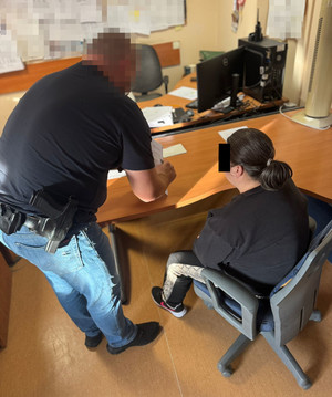 Policjant z zatrzymaną.