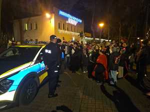 Policjanci wśród uczestników jasełek.