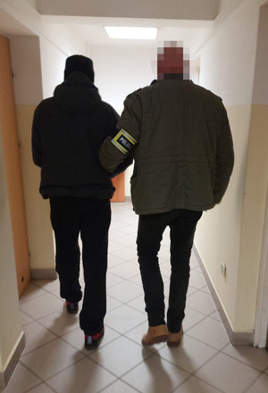 Policjant z zatrzymanym.