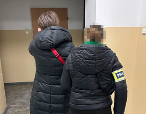 Policjantka z zatrzymaną.