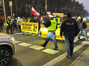 Policjant kieruje ruchem.