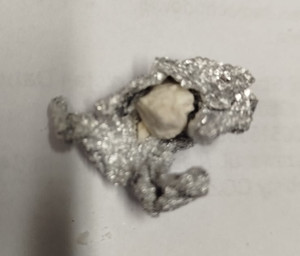 Folia aluminiowa z białym proszkiem.