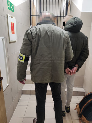 Policjant z zatrzymanym.